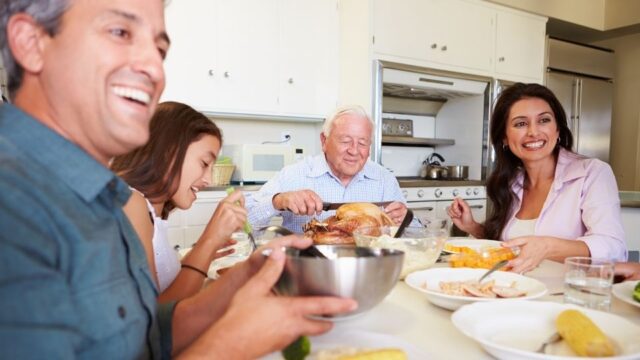 familia comiendo con implantes dentales