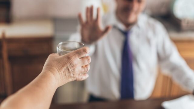 hombre rechazando alcohol