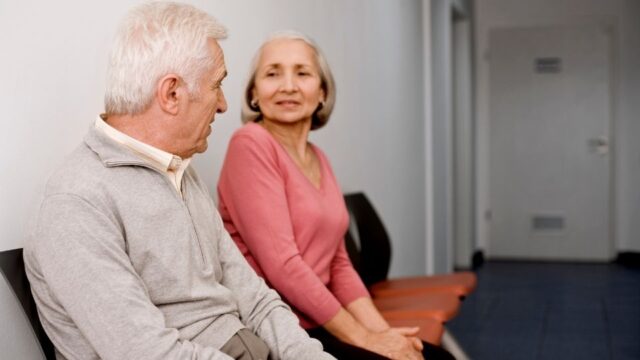 persona con acompañante esperando su cirugía de implantes