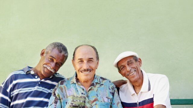 pacientes felices después de su cirugía de implantes dentales